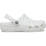 Боковий вигляд білих сабо Crocs Classic Geometric White унісекс на студійному фоні