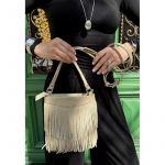 Кожаная женская сумка с бахромой мини-кроссбоди Fleco светло-бежевая, фото 1