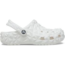 Боковий вигляд білих сабо Crocs Classic Geometric White унісекс на студійному фоні