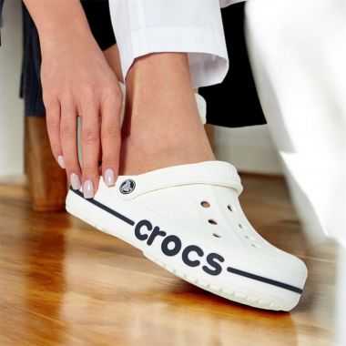 Чому Crocs одного розміру сидять по-різному