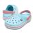 Пара Crocs Crocband Ice Blue на белом фоне
