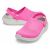 Пара малиновых сабо Crocs LiteRide на белом фоне