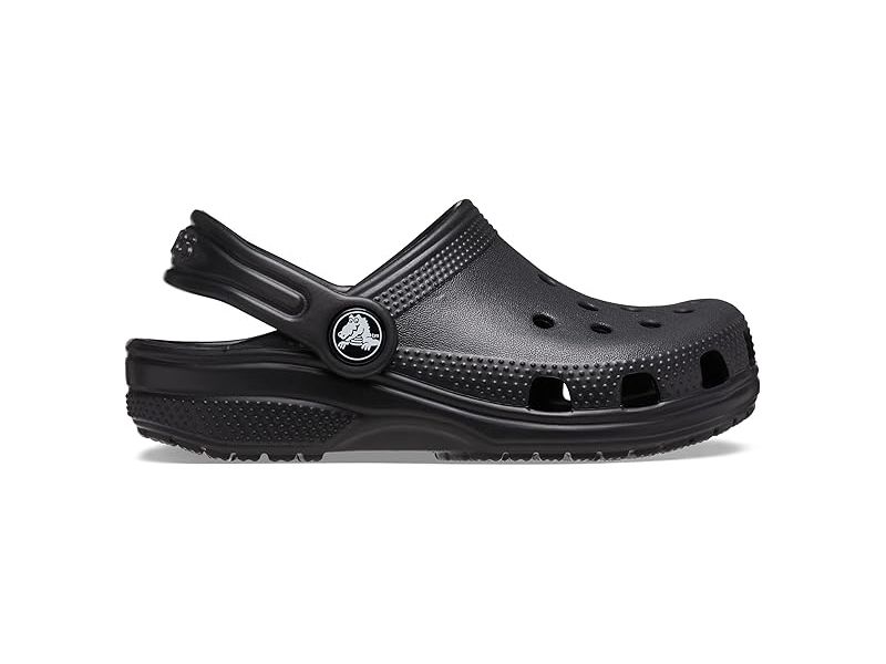 Crocs Classic Clog Black на ноге – черная практичная обувь