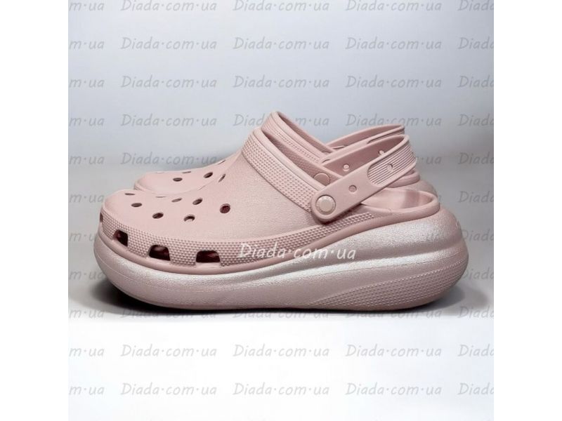 Сабо Crocs Shimmer Pink на фоне магазина Diada