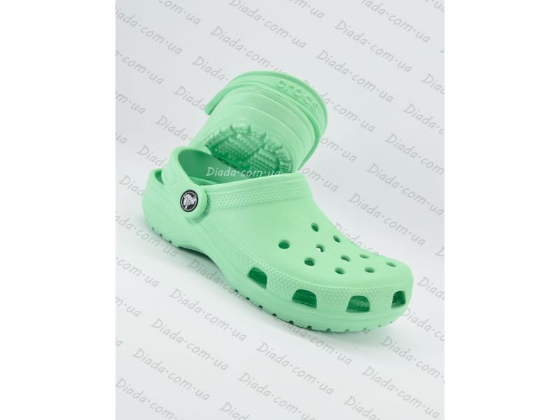 Мятные сабо Crocs – в летнем образе