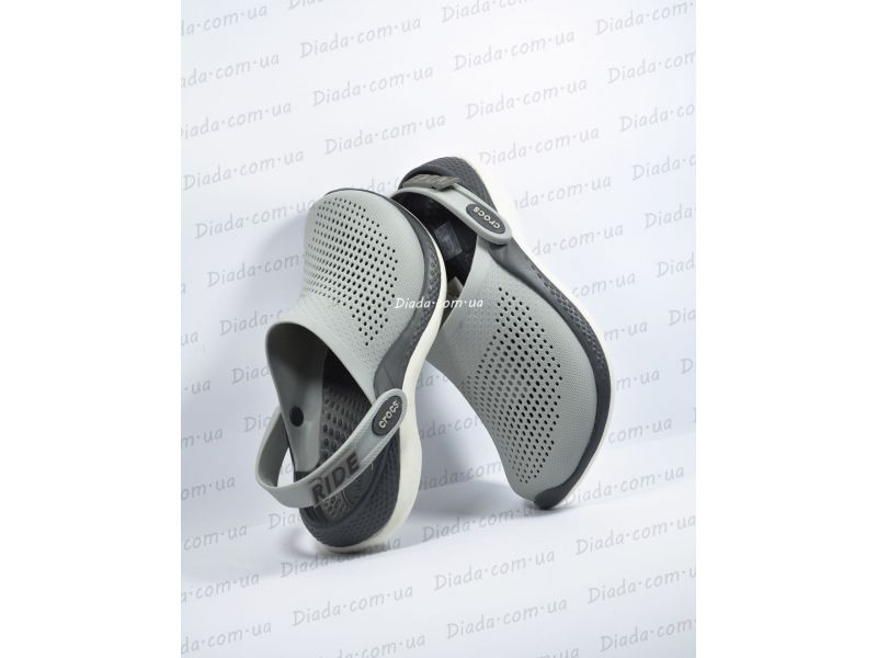 Сабо Crocs LiteRide 360 на фоні магазину Diada, живе фото моделі