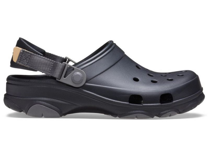 Оригинальные Crocs Classic All-Terrain Black — чёрные сабо с ремешком и прочной подошвой, вид сбоку
