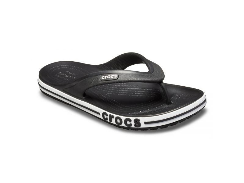 Crocs Bayaband Flip Black — классические чёрные шлёпанцы с логотипом Crocs, вид спереди, оригинал
