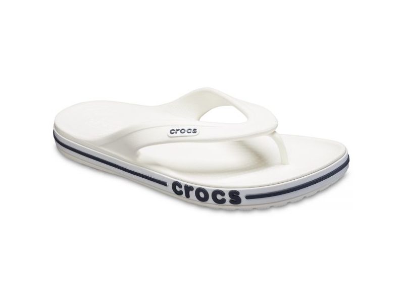 Crocs Bayaband Flip White — классические белые шлёпанцы с логотипом Crocs, вид спереди, оригинал