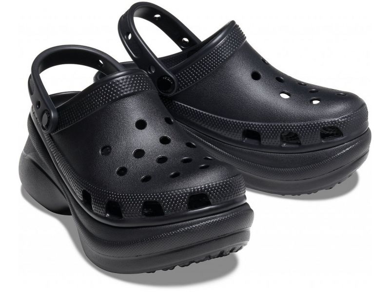 Пара чорних Crocs Bae Clog на білому фоні