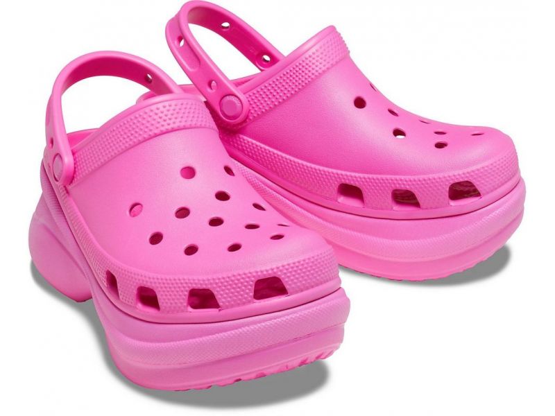 Пара розовых кроксов Crocs Bae Clog на белом фоне