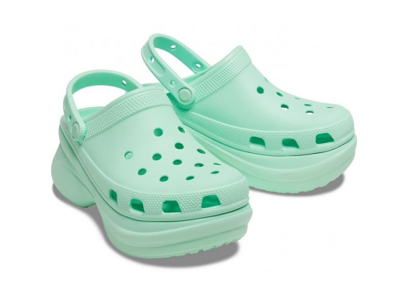 Пара кроксов на платформе Crocs Bae на белом фоне