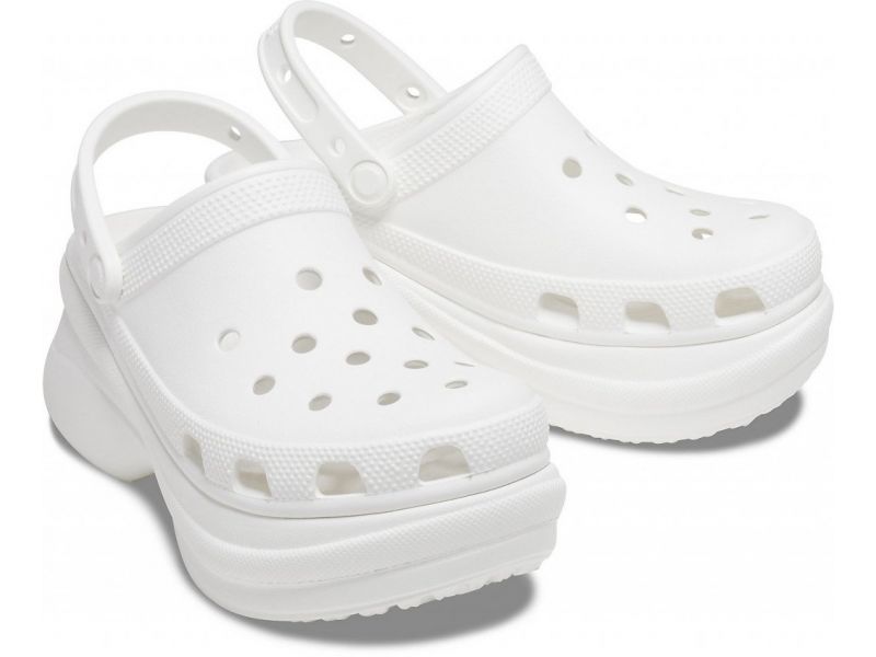 Пара женских белых кроксов на белом фоне