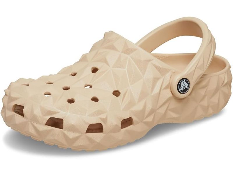 Світло-бежеві Crocs Geometric Bone — вигляд спереду