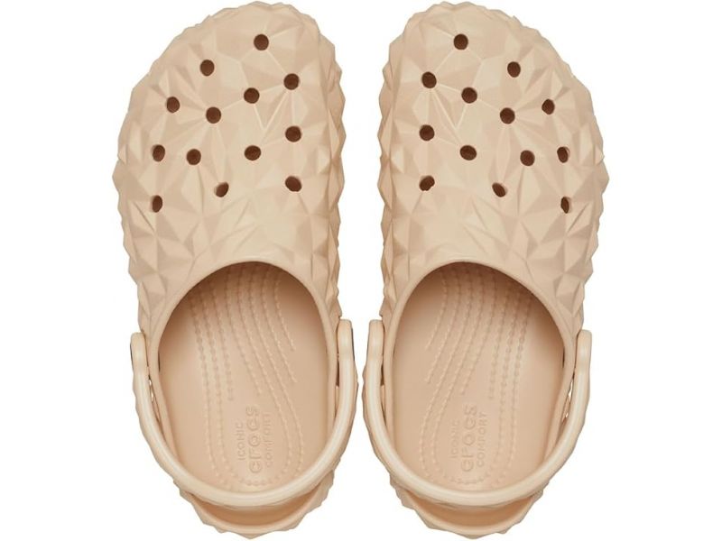 Верхній план сабо Crocs Geometric Bone з обʼємним дизайном