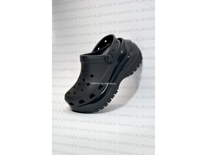 Crocs Mega Crush черные — вид сбоку вживую