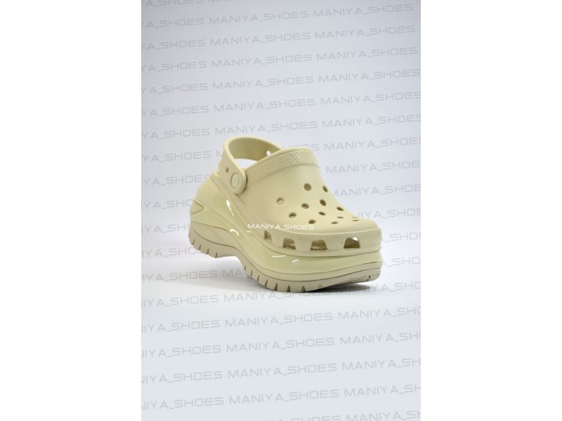 Crocs Mega Crush Bone, боковой ракурс на банерном фоне магазина фото в живую