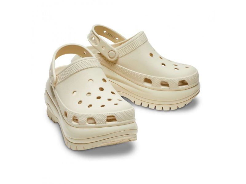 Пара кроксов Mega Crush цвета беж на белом фоне