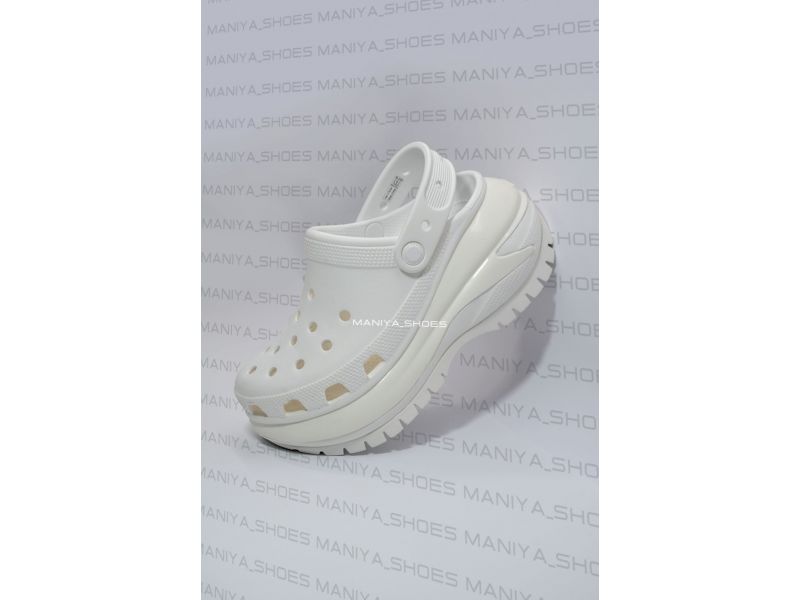 Crocs Mega Crush белые — вид сбоку вживую
