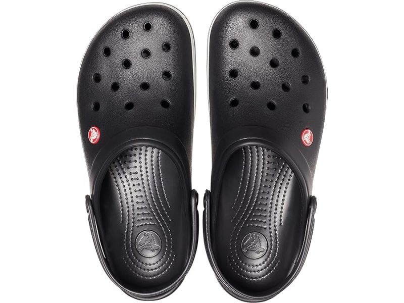 Верхний вид черных Crocs Crocband