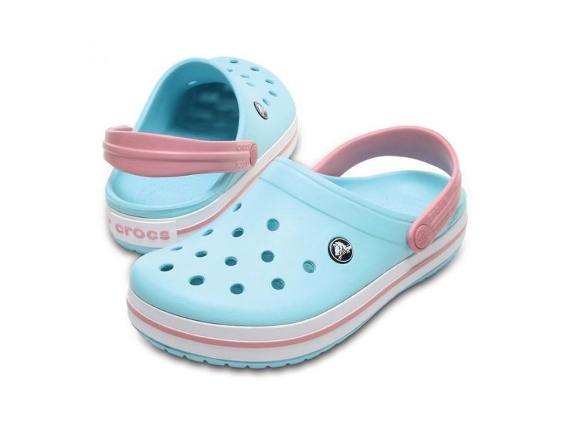 Пара Crocs Crocband Ice Blue на белом фоне