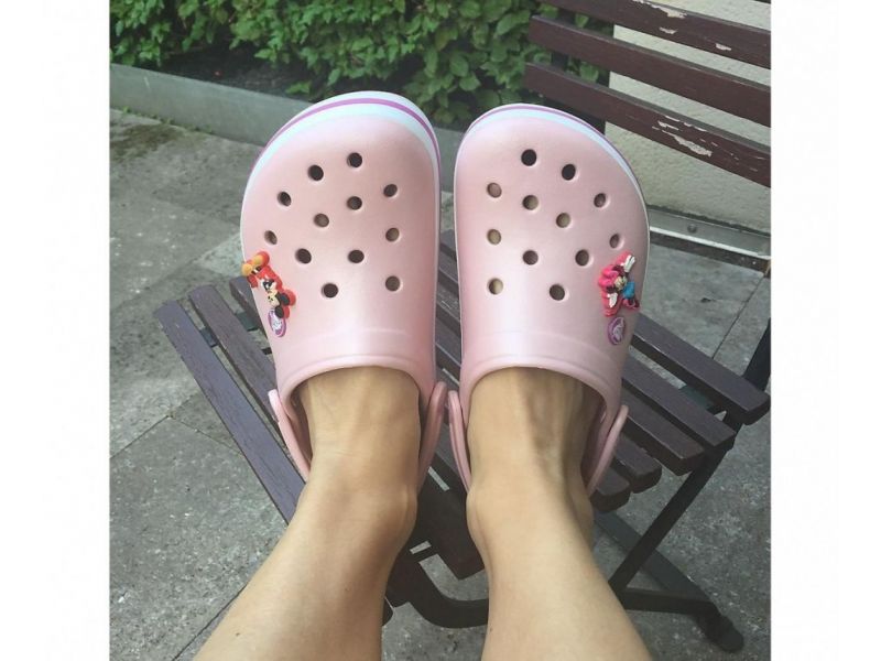 Оригинальные кроксы Crocs Crocband Pearl на ноге