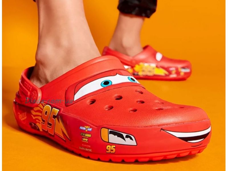 Crocs McQueen — живые фото с разных ракурсов, как выглядят на ноге