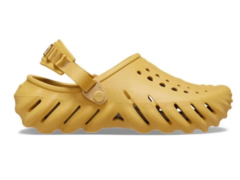 Оригинальные Crocs Echo Clog Desert Grass — бежевые сабо, вид сбоку