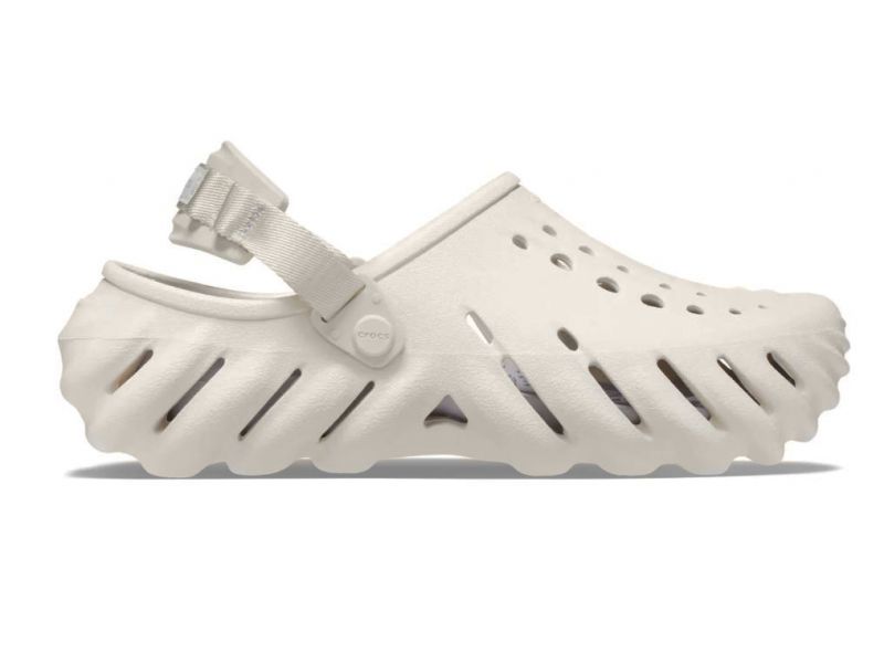 Оригинальные Crocs Echo Clog Stucco — бежевые сабо, вид сбоку