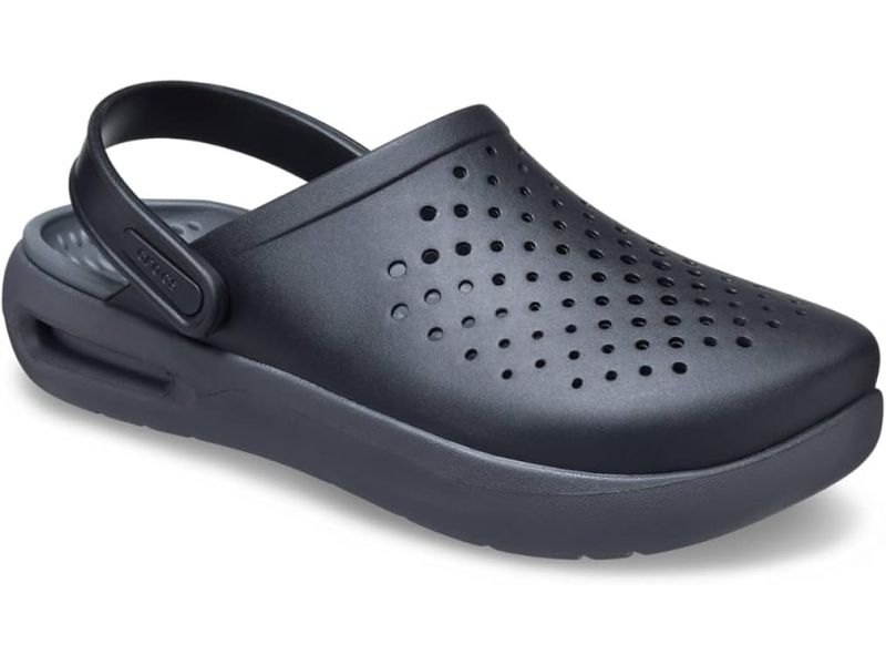 Чорна модель Crocs InMotion — передній вигляд сабо-кросівок