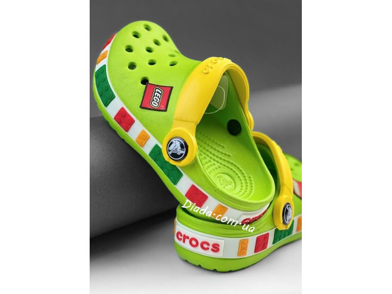 Детские Crocs LEGO Green на фоне diada
