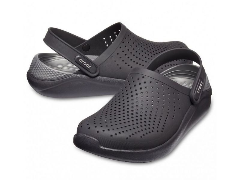 Пара черных сабо с серой стелькой на белом фоне