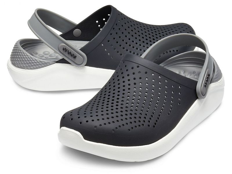 Пара Crocs LiteRide Black/Smoke на белом фоне