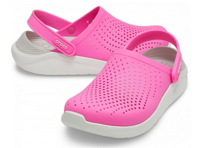 Пара малиновых сабо Crocs LiteRide на белом фоне