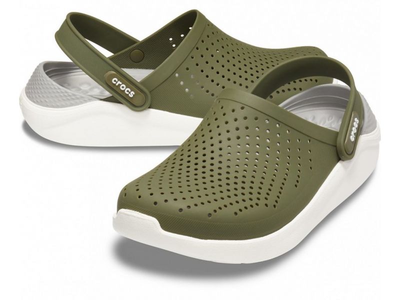 Пара зелёных кроксов на белом фоне