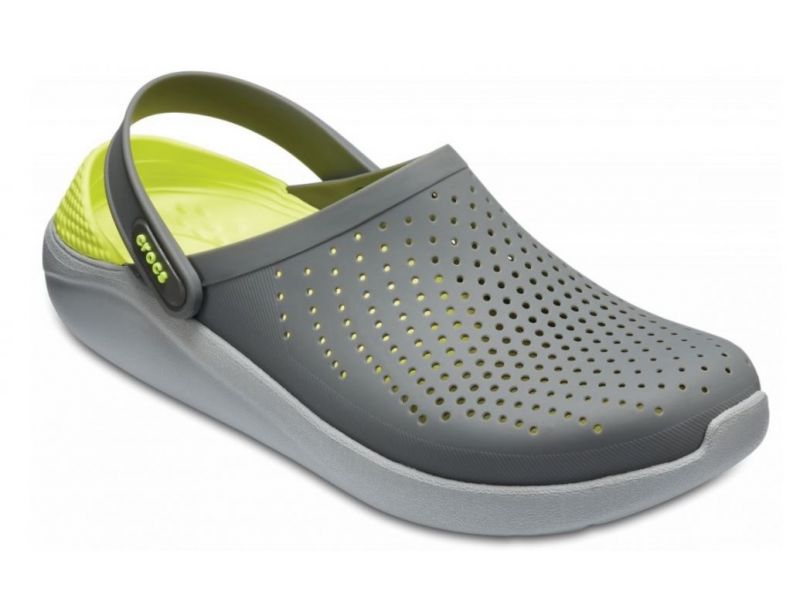 Серые сабо Crocs LiteRide с зелёной стелькой — вид спереди