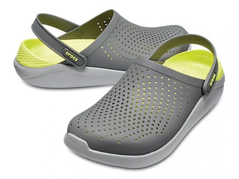 Пара Crocs LiteRide Grey/LightGreen на белом фоне