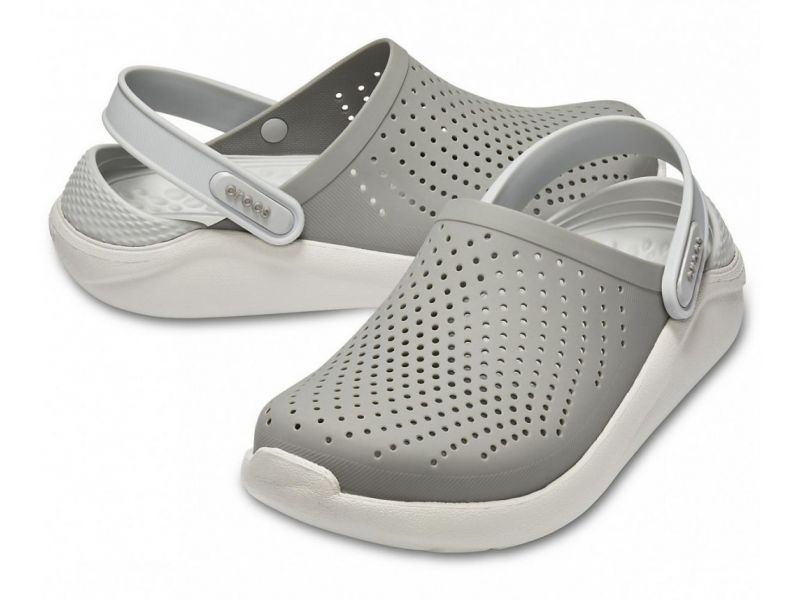 Пара серых сабо LiteRide на белом фоне