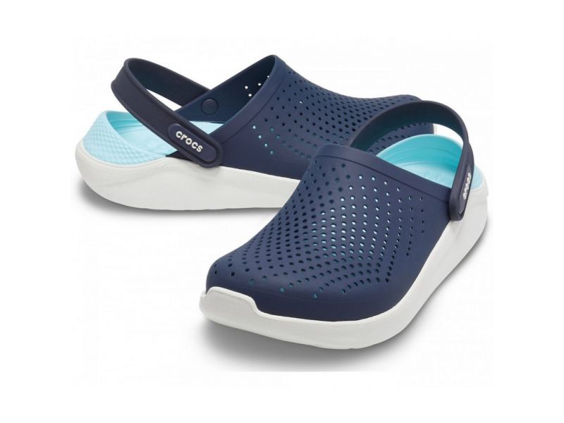 Пара Crocs с голубой стелькой — вид на белом фоне