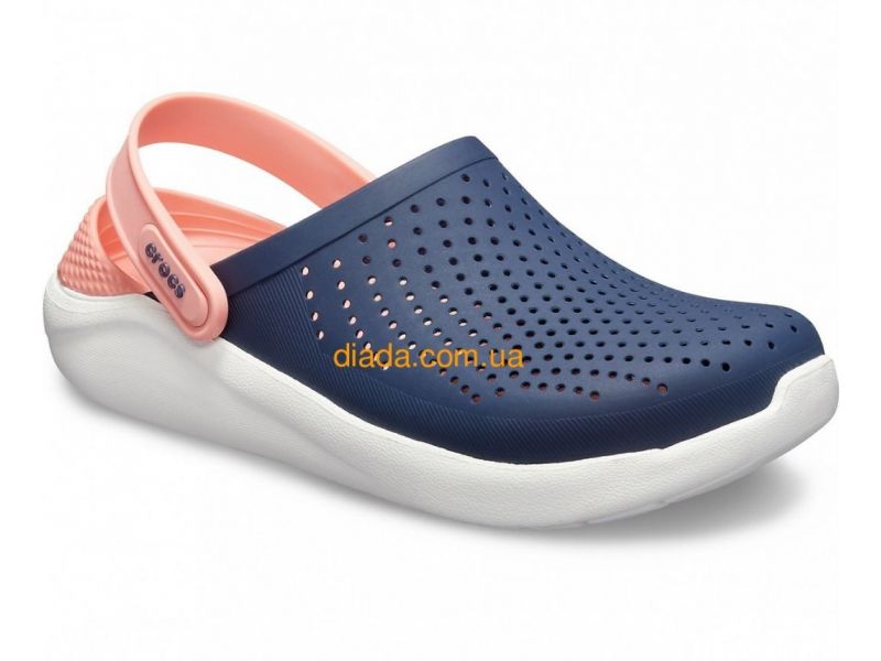 Темно-синие Crocs LiteRide с персиковой стелькой — вид спереди