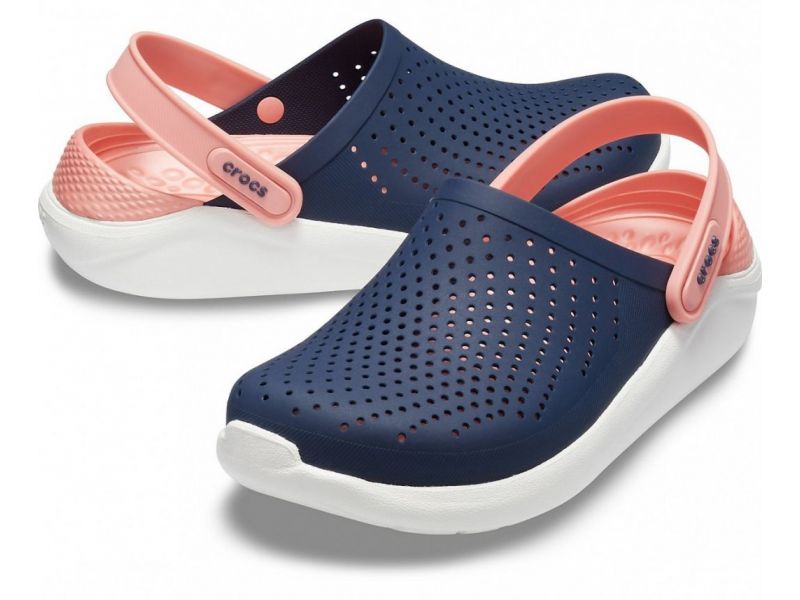 Пара Crocs LiteRide Navy/Melon на белом фоне