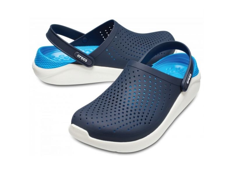 Пара тёмно-синих кроксов на белом фоне