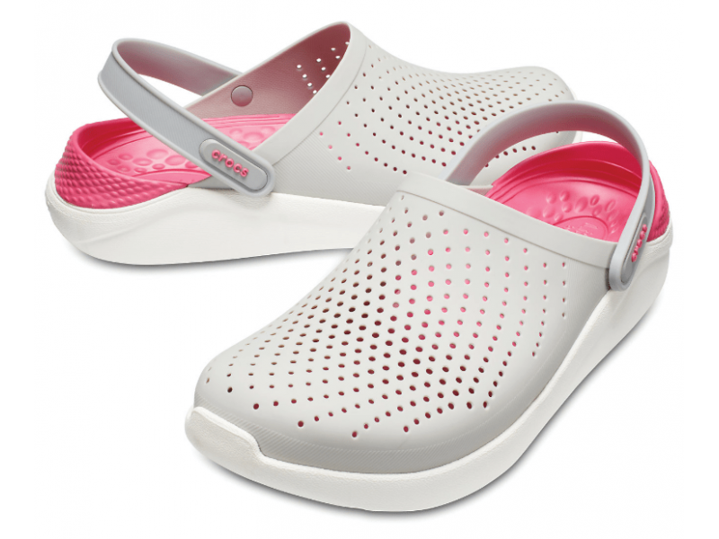 Пара серых сабо с розовой стелькой на белом фоне