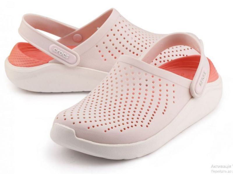 Пара пудровых сабо Crocs LiteRide на белом фоне