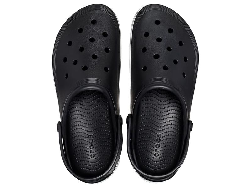 Crocs Off Court Clog Black — вид сверху, черные сабо с фирменной отделкой