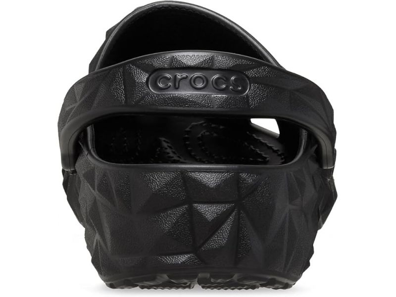 Задній вигляд чорних сабо Crocs Classic Geometric Black унісекс на студійному фоні