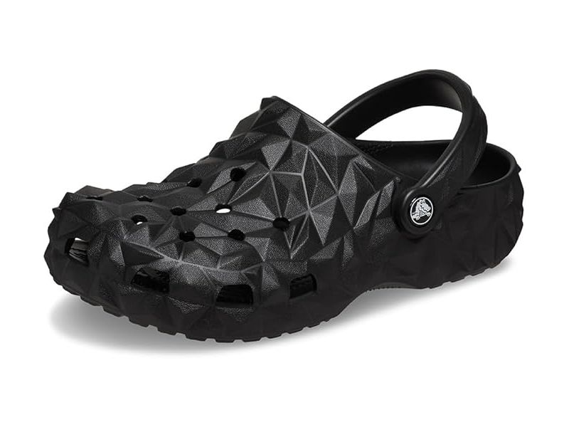 Передній вигляд чорних сабо Crocs Classic Geometric Black унісекс на студійному фоні