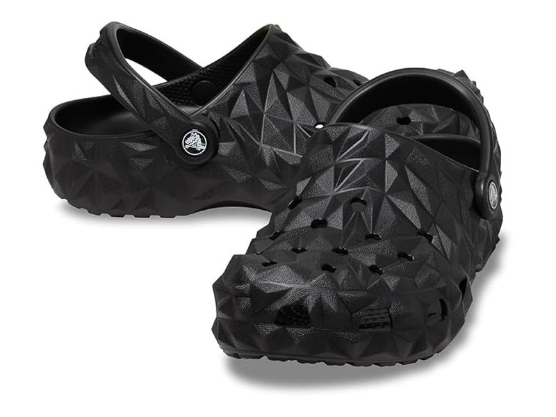 Чорні сабо Crocs Classic Geometric Black унісекс у парі на студійному фоні