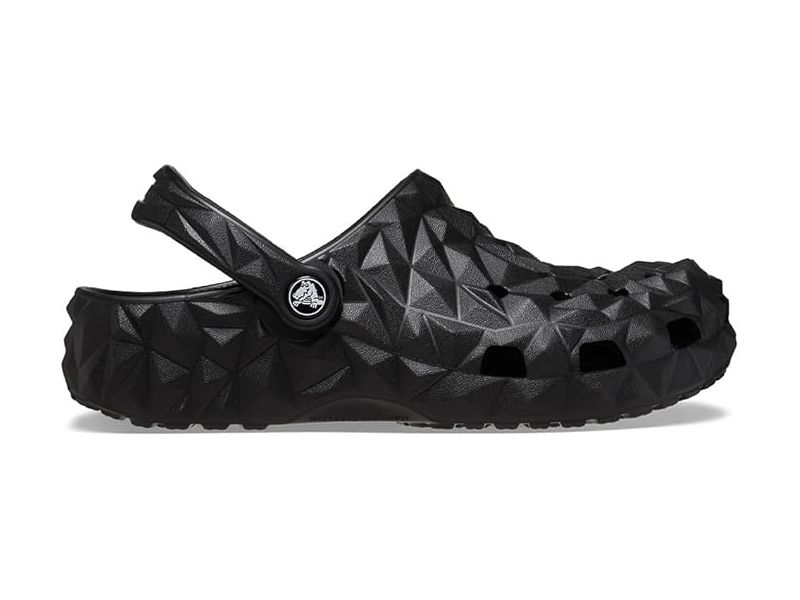Боковий вигляд чорних сабо Crocs Classic Geometric Black унісекс на студійному фоні