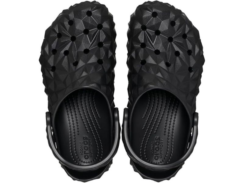 Вид з верхку чорних сабо Crocs Classic Geometric Black унісекс на студійному фоні